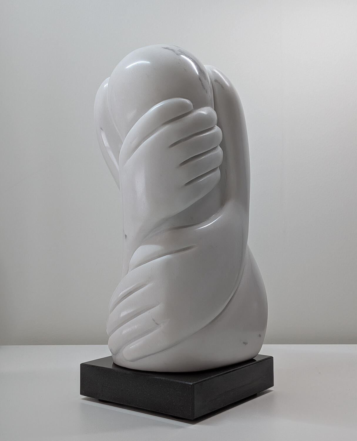 Omarming (In d'oarms) Menselijk en warm. Witte Carrara marmer | Status: In privécollectie