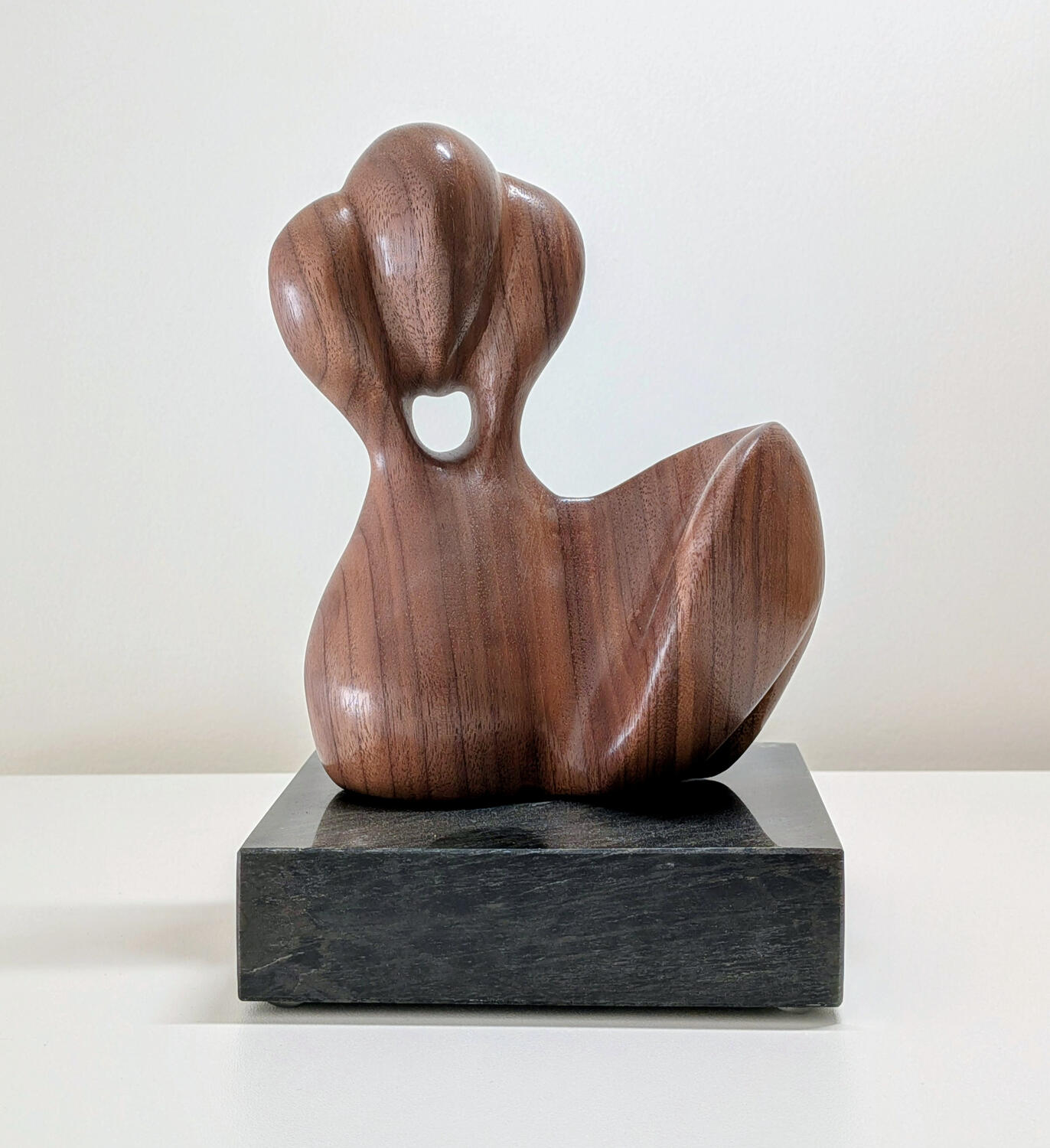 Walnut Rhythm (Okselnote-maat) Een ritmisch eerbetoon aan de walnoot. Notelaar op hardsteen | Status: Beschikbaar